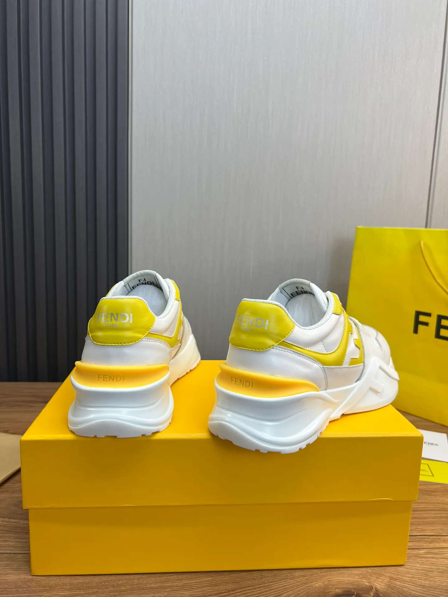 Men's shoes 💰520💰 Fendi [Fendi] hot style is on the market 🔥Fashionable casual men's shoes 🔱 Made of original cowhide + breathable mesh lining + sheepskin feet, perfect shape, top quality, you deserve it 🔜Original outsole, ultra-light, non-slip and wear-resistant 👣 Standard size 38-44 (customized in 45)